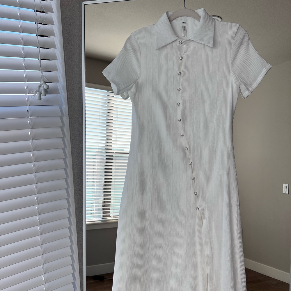 70F / 21C White A-Line Notched Collar Dress